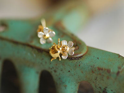 Alex Monroe / flower and ladybird stud earring – petiteparis