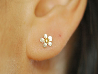 Alex Monroe / flower and ladybird stud earring