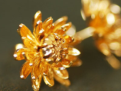 Alex Monroe / chrysanthemum flower earring (g)