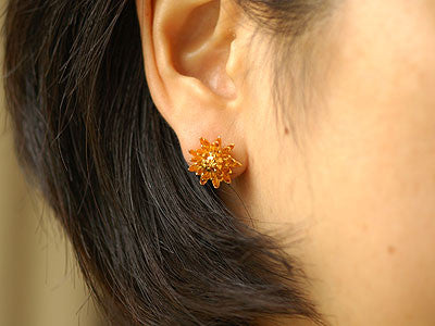 Alex Monroe / chrysanthemum flower earring (g)