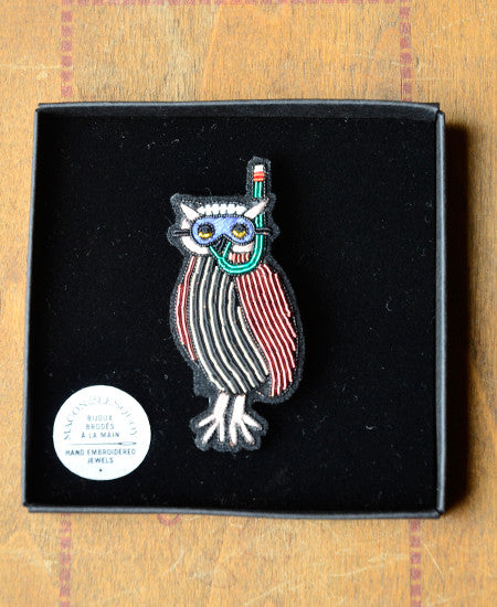 Macon et Lesquoy / hand embroidered brooch "hibou plongeur"