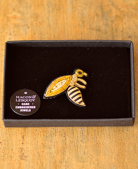 Macon et Lesquoy / hand embroidered brooch "abeille"