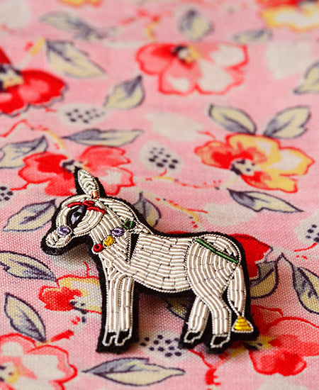 Macon et Lesquoy / hand embroidered brooch "mule grecque"