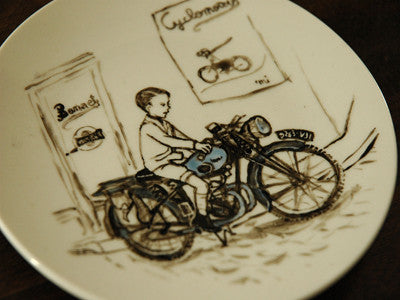 Michiyo Yamashita / Plat un garcon monte sur moto (hand painted)