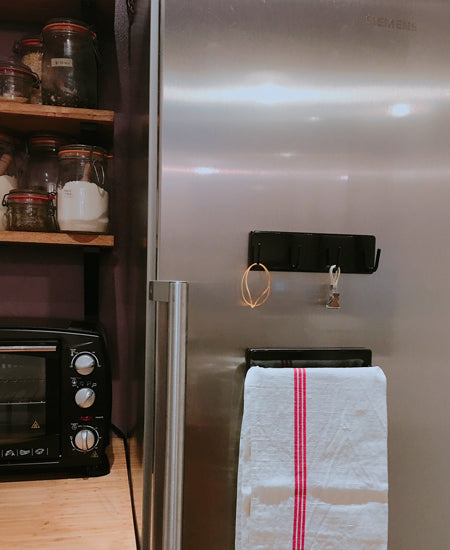 YAMAZAKI home / magnetic kitchen towel hanger  (black)