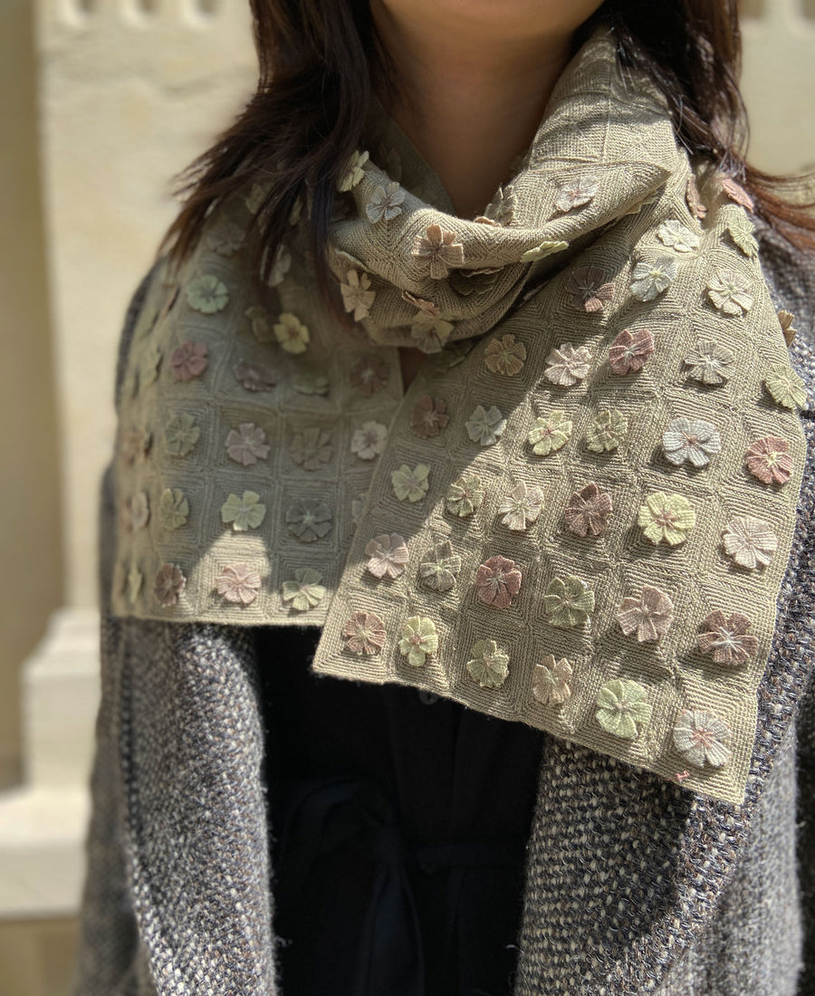 Sophie Digard / wool scarf flowers (E4470/L/MR/LICHEN)