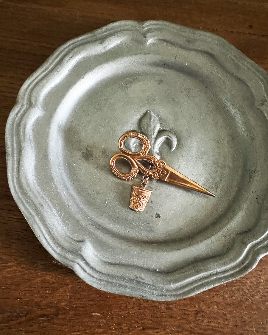 Vintage pin brooch (Ciseaux & Dé à coudre)