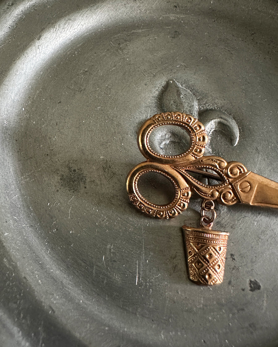 Vintage pin brooch (Ciseaux & Dé à coudre)