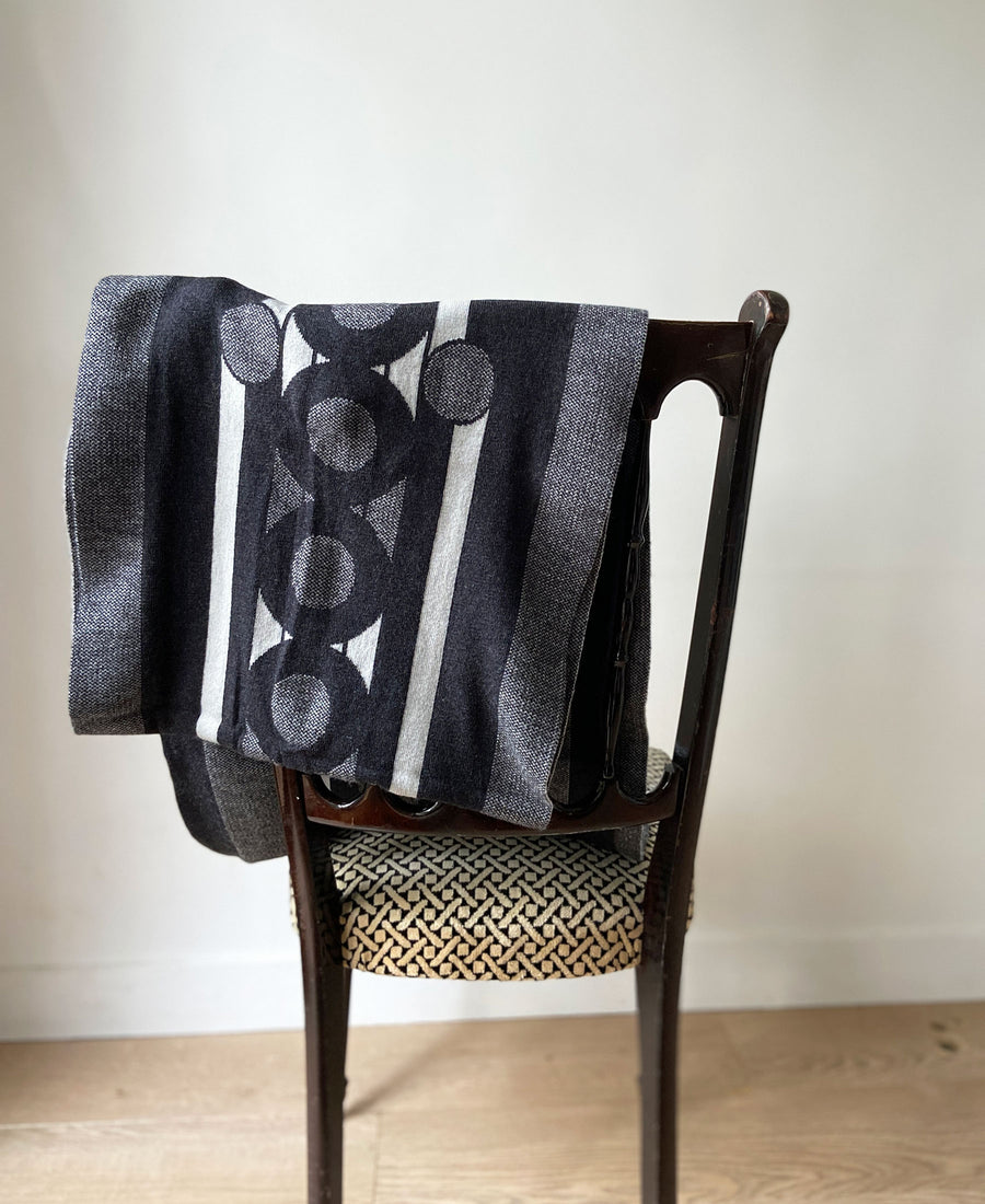 wolvis / scarf GUNTA charcoal (charcoal gray / maxi)