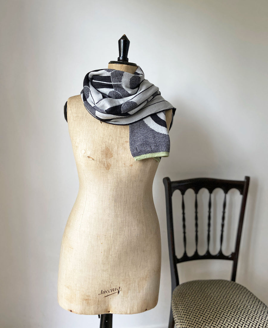 wolvis / scarf GUNTA charcoal (charcoal gray / midi)