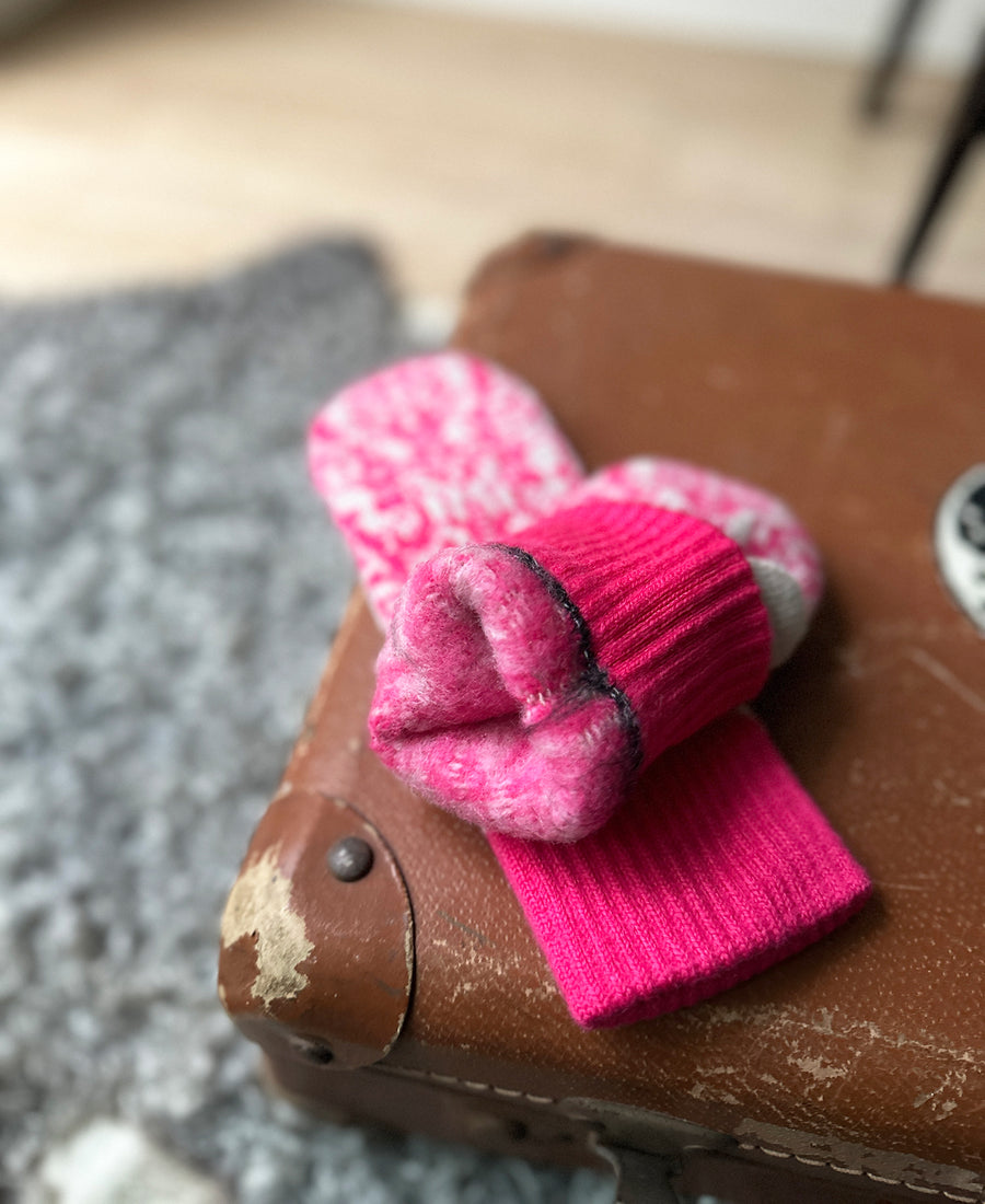 wolvis / mittens Drift anemone (pink & ecru)