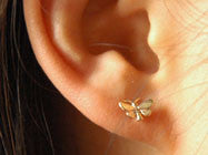 Alex Monroe / Tiny butterfly stud earring (g)
