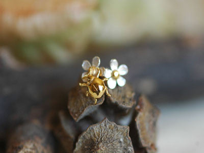 Alex Monroe / flower and ladybird stud earring