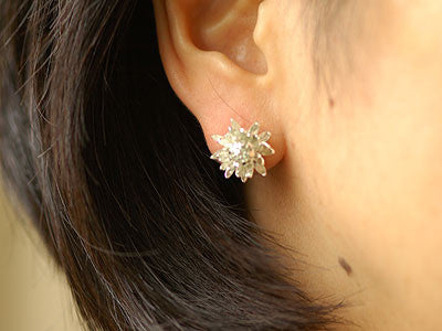 Alex Monroe / chrysanthemum flower earring (s)