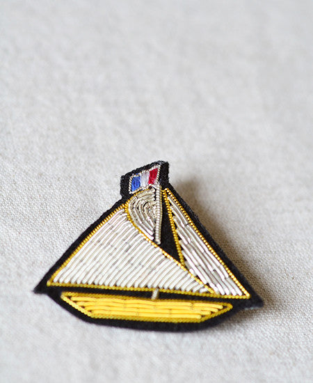 Macon et Lesquoy / hand embroidered brooch "voilier"