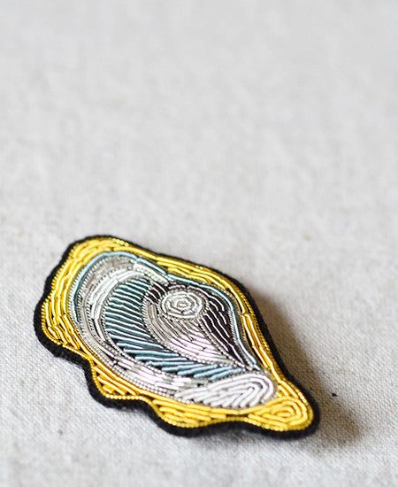 Macon et Lesquoy / hand embroidered brooch "huitre or"