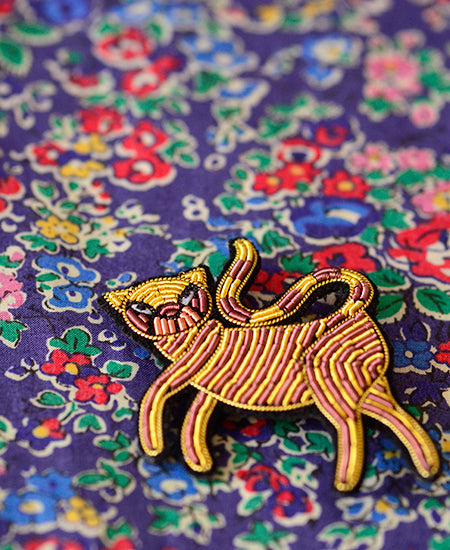 Macon et Lesquoy / hand embroidered brooch "chat grec"