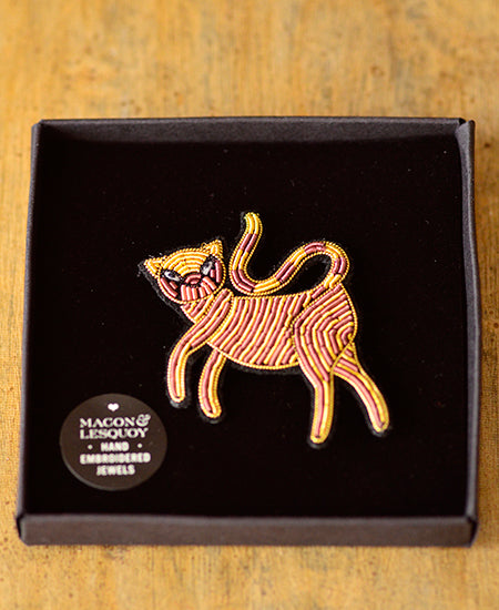 Macon et Lesquoy / hand embroidered brooch "chat grec"