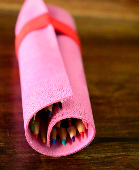 Bandit Manchot / leather case & 18 colored pencils (pink lame)