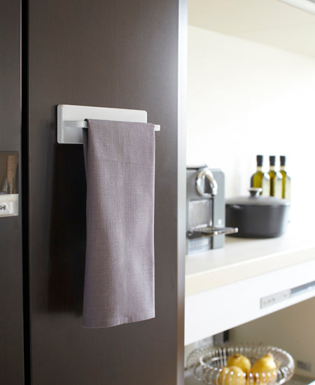 YAMAZAKI home / magnetic kitchen towel hanger  (white)