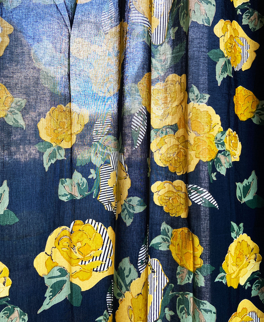 Lucas du Tertre / Curtain (Yellow Roses)