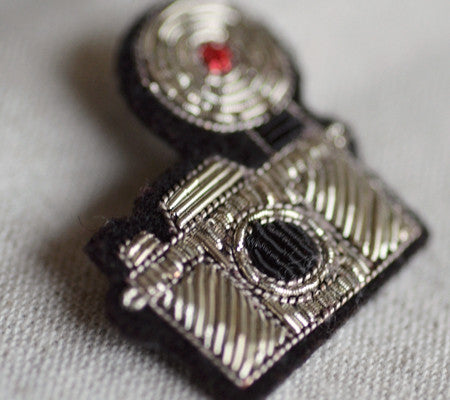 Macon et Lesquoy / hand embroidered brooch "camera"