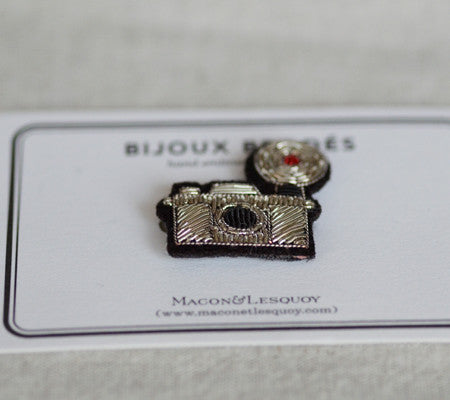 Macon et Lesquoy / hand embroidered brooch "camera"