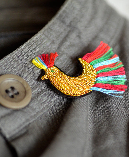 Macon et Lesquoy / hand embroidered brooch "chicken"