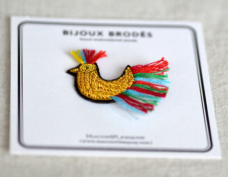 Macon et Lesquoy / hand embroidered brooch "chicken"